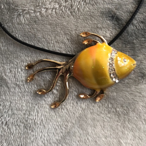 Goldtone enameled pendant fish with 8 rhinestones just over 1 inch size pendant. - Picture 4 of 5